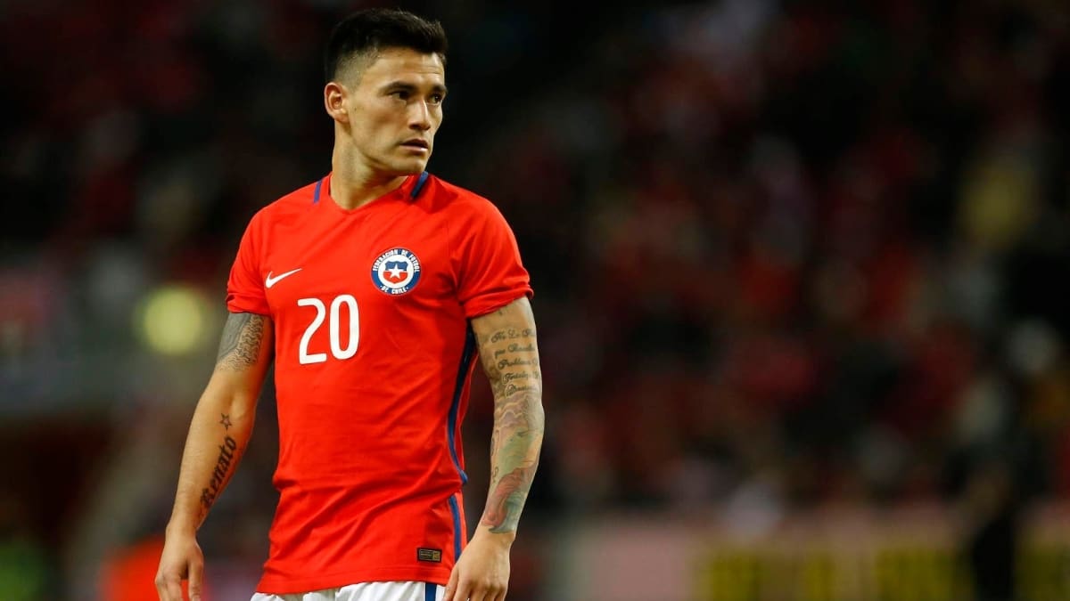 Charles Aránguiz niega haber posado con polera de Gabriel Boric, pero prefiere que él gane