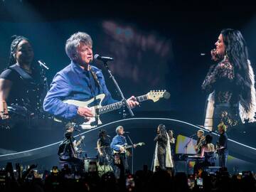 Dua Lipa sorprende con cover de “Don’t Dream It’s Over” junto a Neil Finn