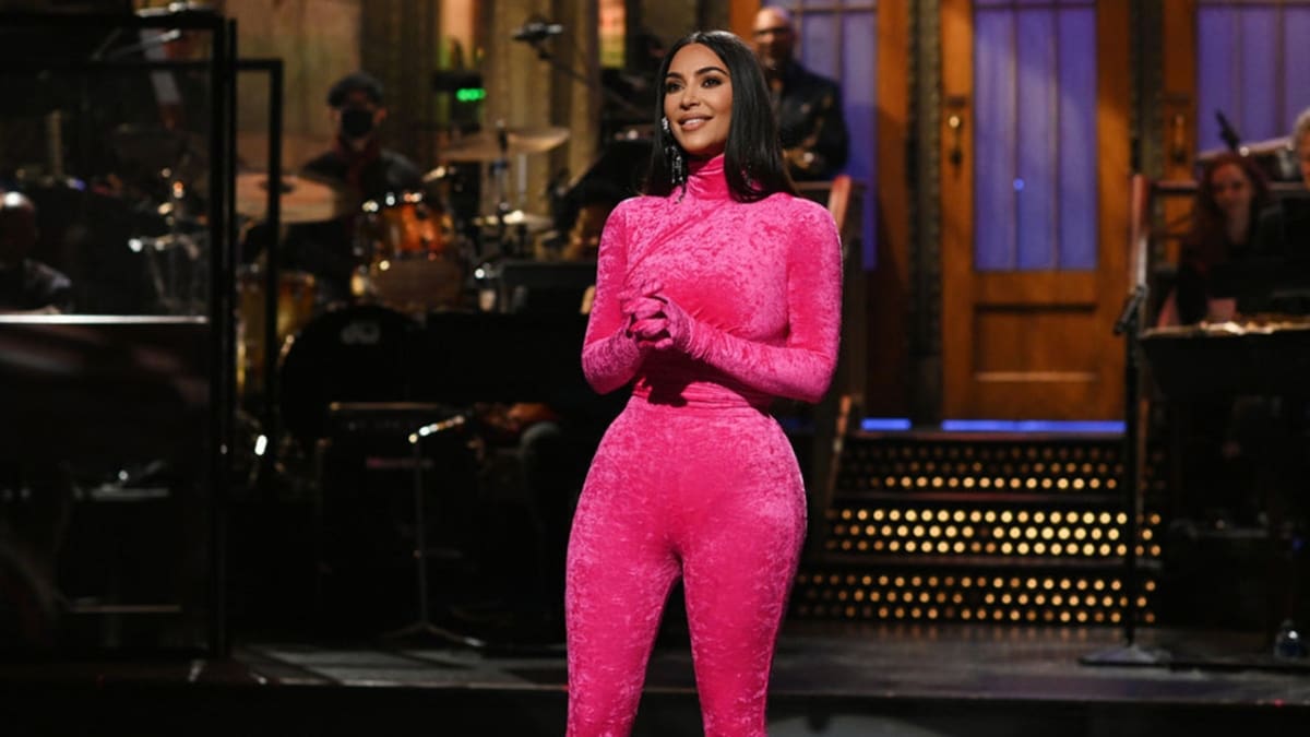 ¡No se guardó nada! Kim Kardashian sorprende con un monólogo en su debut en «SNL»