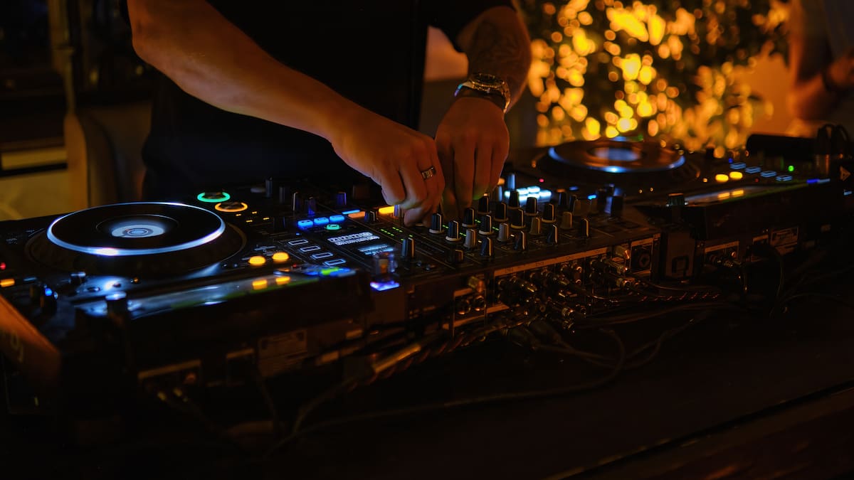 La fiesta electrónica que cambiará el panorama de Santiago y llegará a un escenario inesperado: fecha y coordenadas del evento