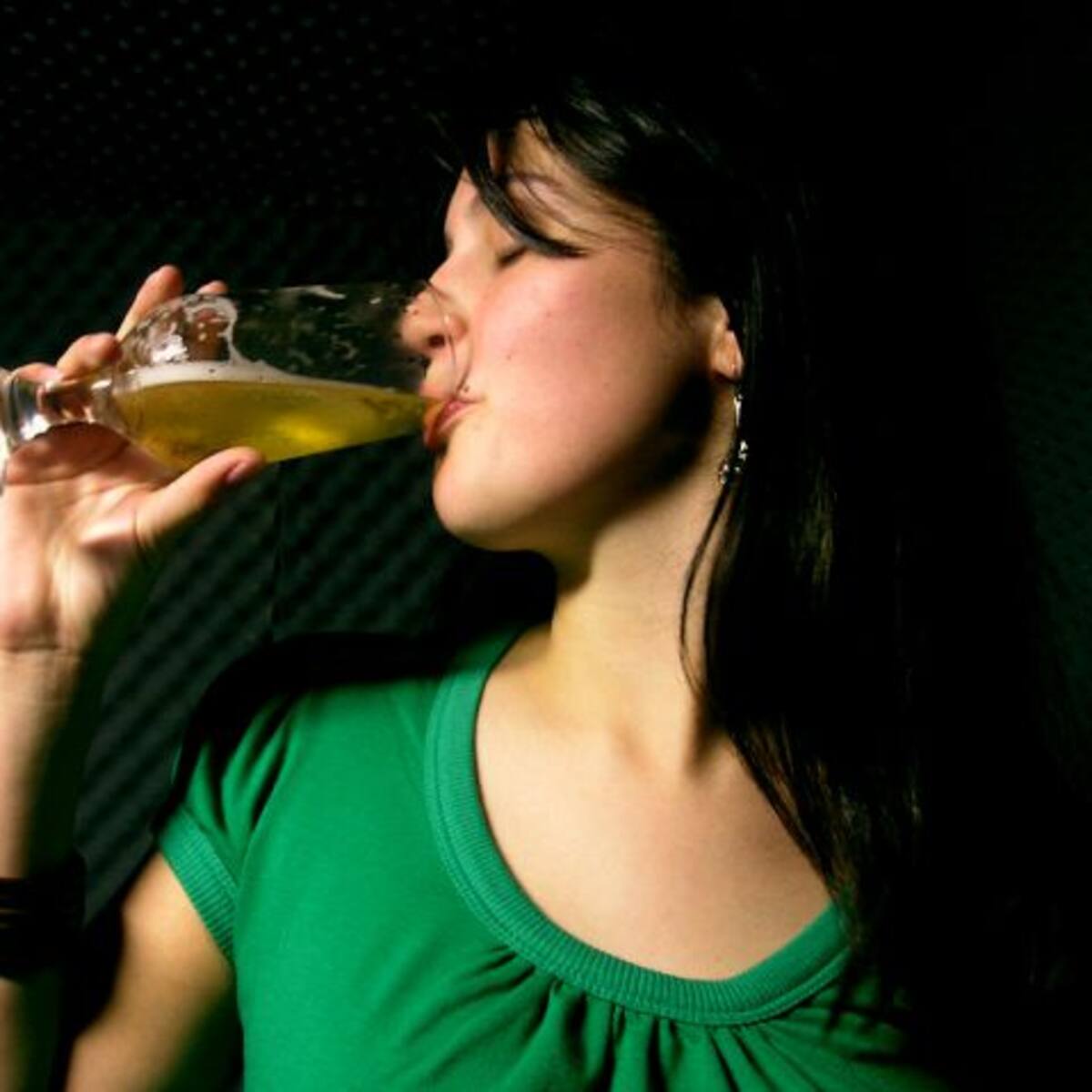 Según estudios, las mujeres inteligentes beben más alcohol