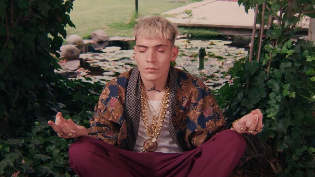 ¡A lo maldito! Marcianeke sorprende con tema resumen de «Cobra Kai»