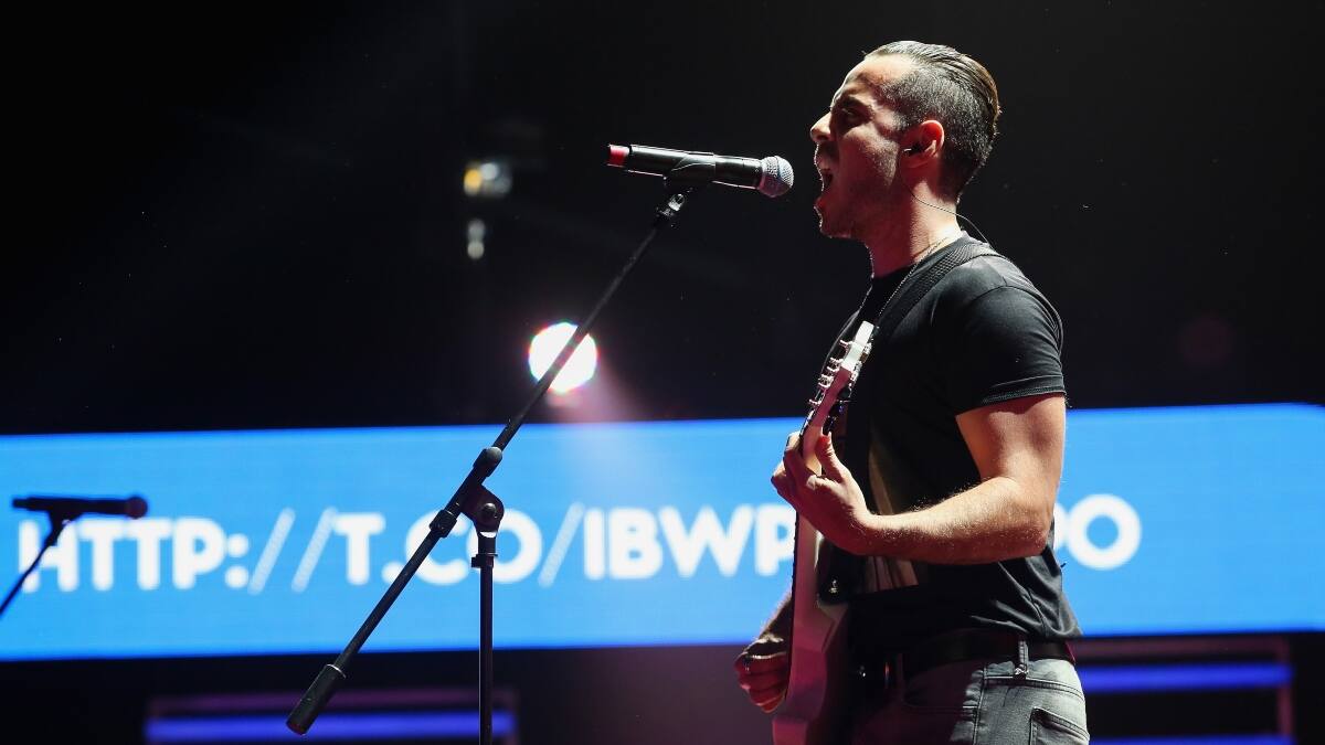 José Madero, excantante de PXNDX, pateó un peluche de Dr. Simi durante concierto