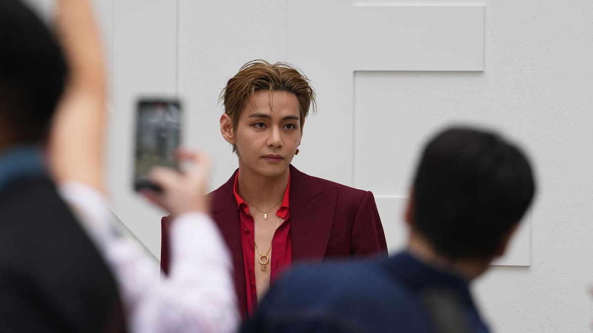 V de BTS hace un alto a los fans que los siguen hasta el hotel: "espero que no vengan"