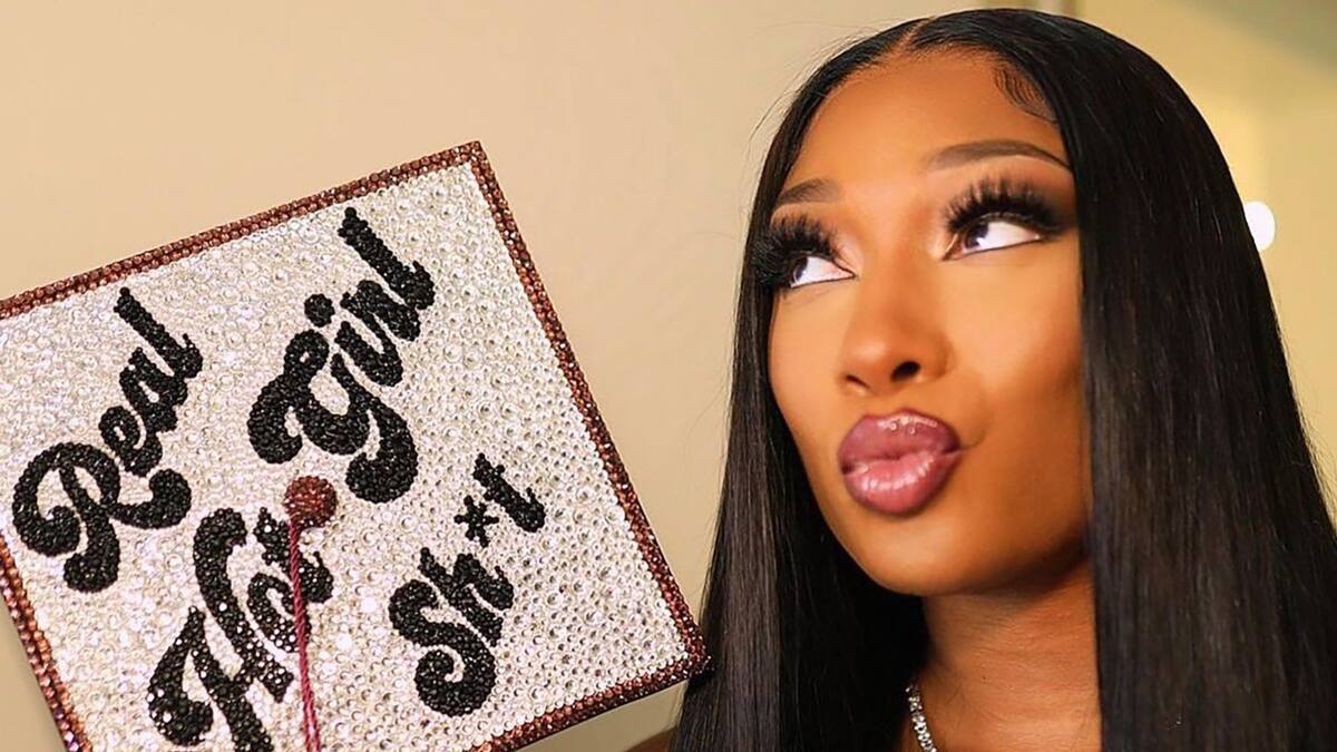 Megan Thee Stallion recibió su titulo y celebró con imágenes de su graduación