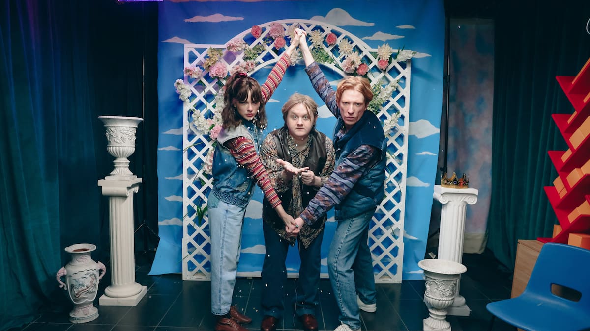 Sacado de una rom-com: Así es el nuevo videoclip de Taylor Swift, "Opalite"