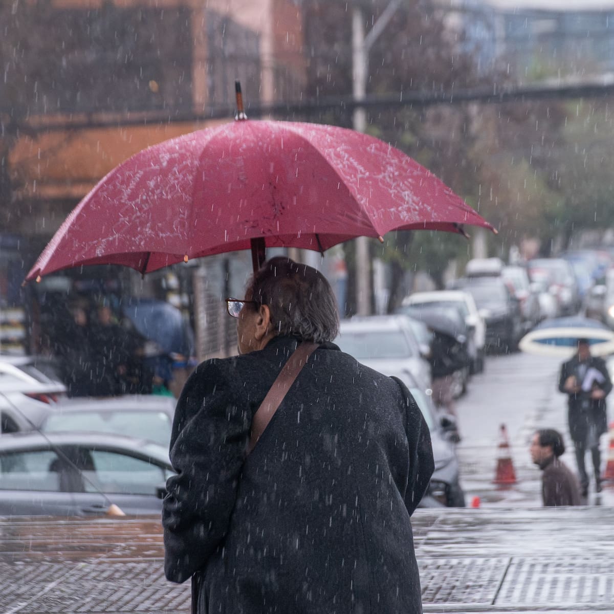 Lluvias, granizos y riesgo de aluviones en Santiago: cómo prepararse ante el nuevo sistema frontal
