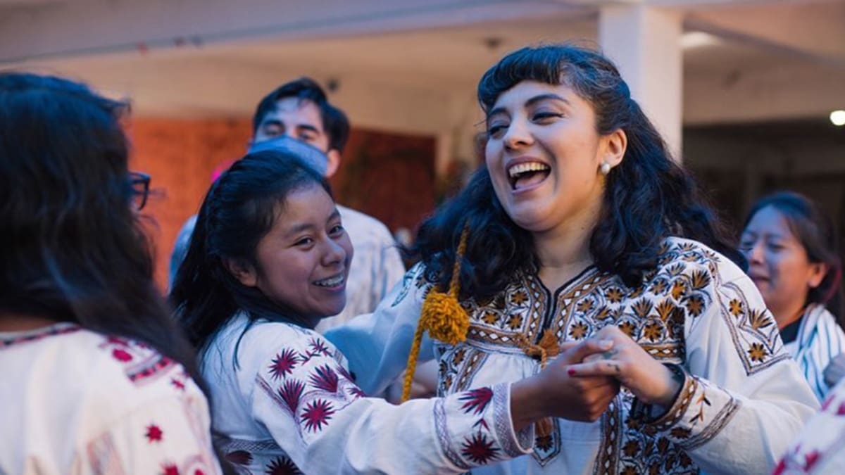 Mon Laferte libera emotivo micro documental de su canción «Se va la vida»