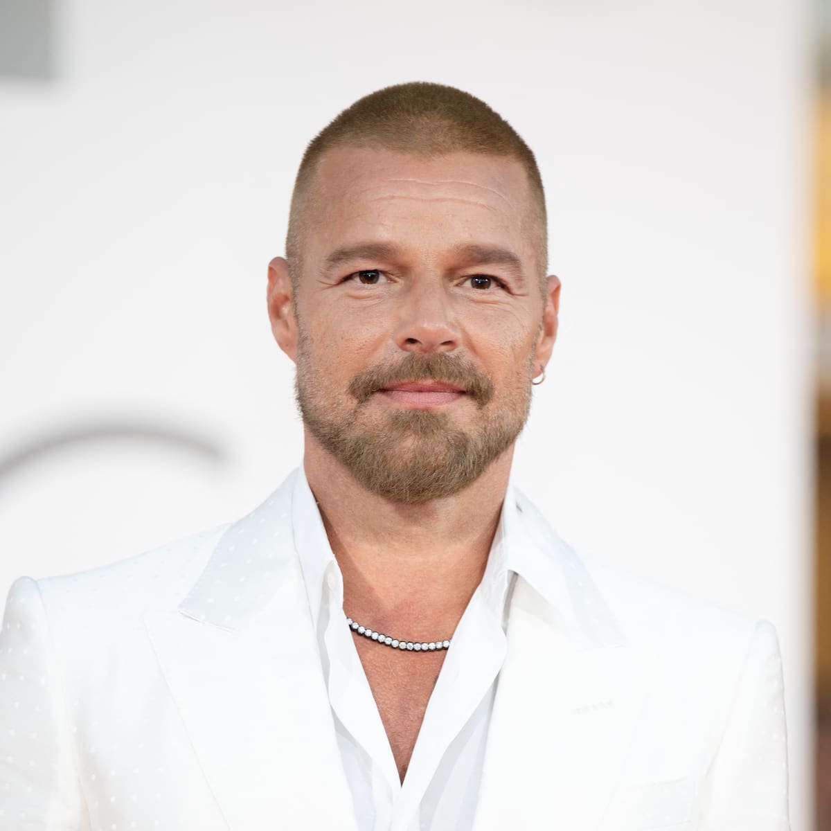 Ricky Martin vuelve a sus grandes éxitos y los reinventa junto a Kany García, TINI, Carín León y más
