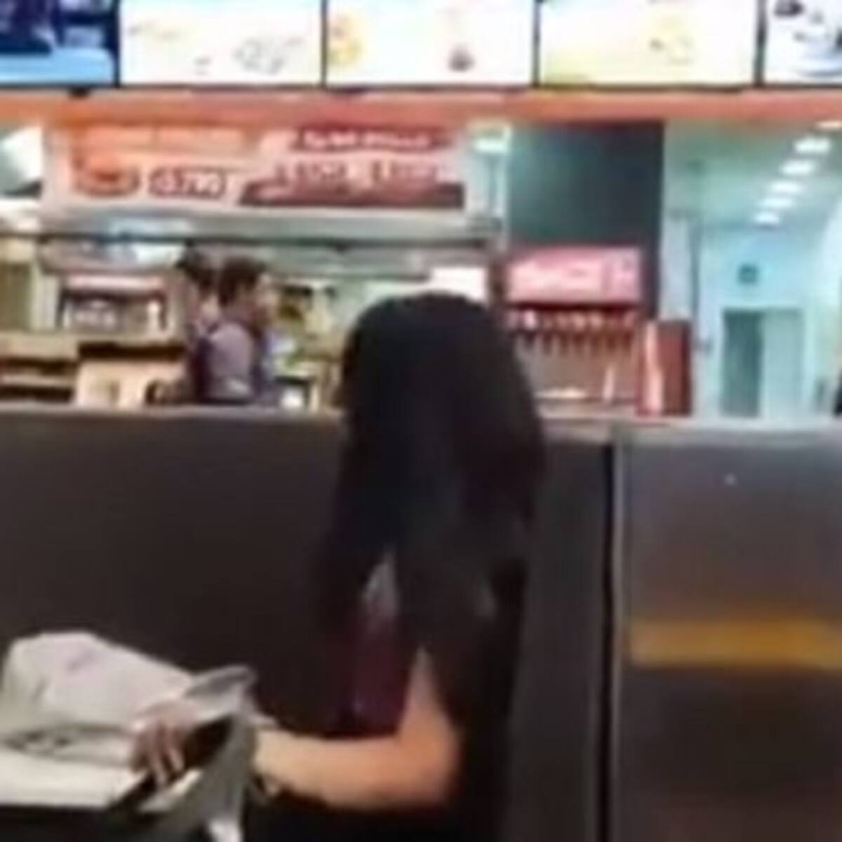 Escena porno apareció en monitor de un local de comida rápida