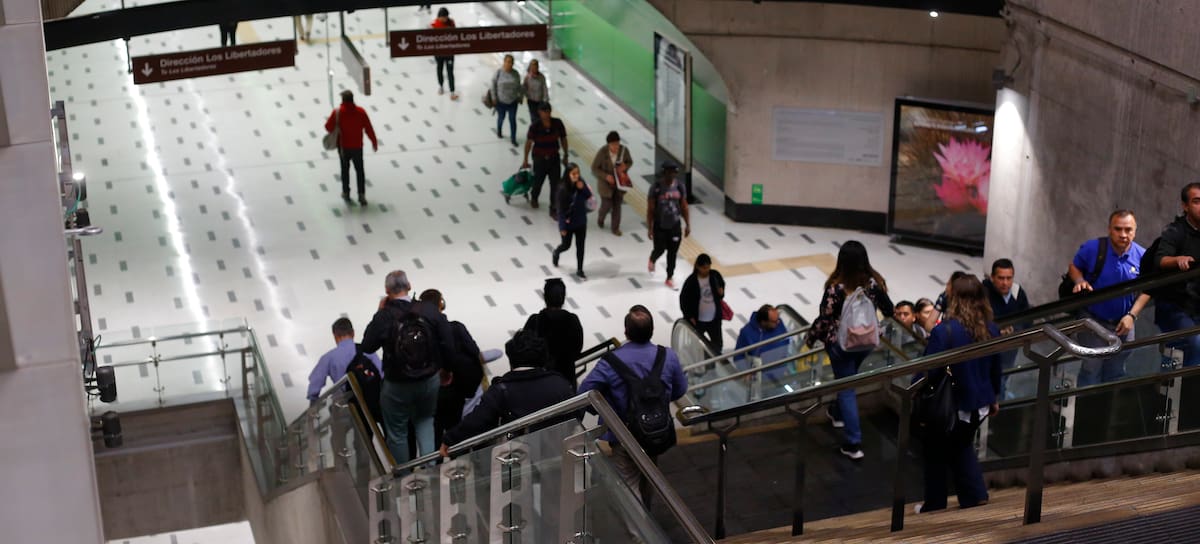 23 de Octubre del 2019/SANTIAGO
Estacion de metro Fernando Castillo de Velasco reabre sus puertas e inicia operación de la linea 3 de Metro de Santiago, con normalidad y mientras militares custodian la estacion
FOTO:SEBASTIAN BROGCA/AGENCIAUNO