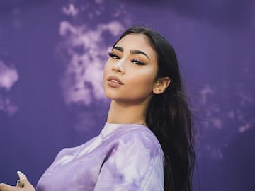 Paloma Mami dibujó y pintó en su polerón al Dragón Blanco de Ojos Azules de «Yu-Gi-Oh!»