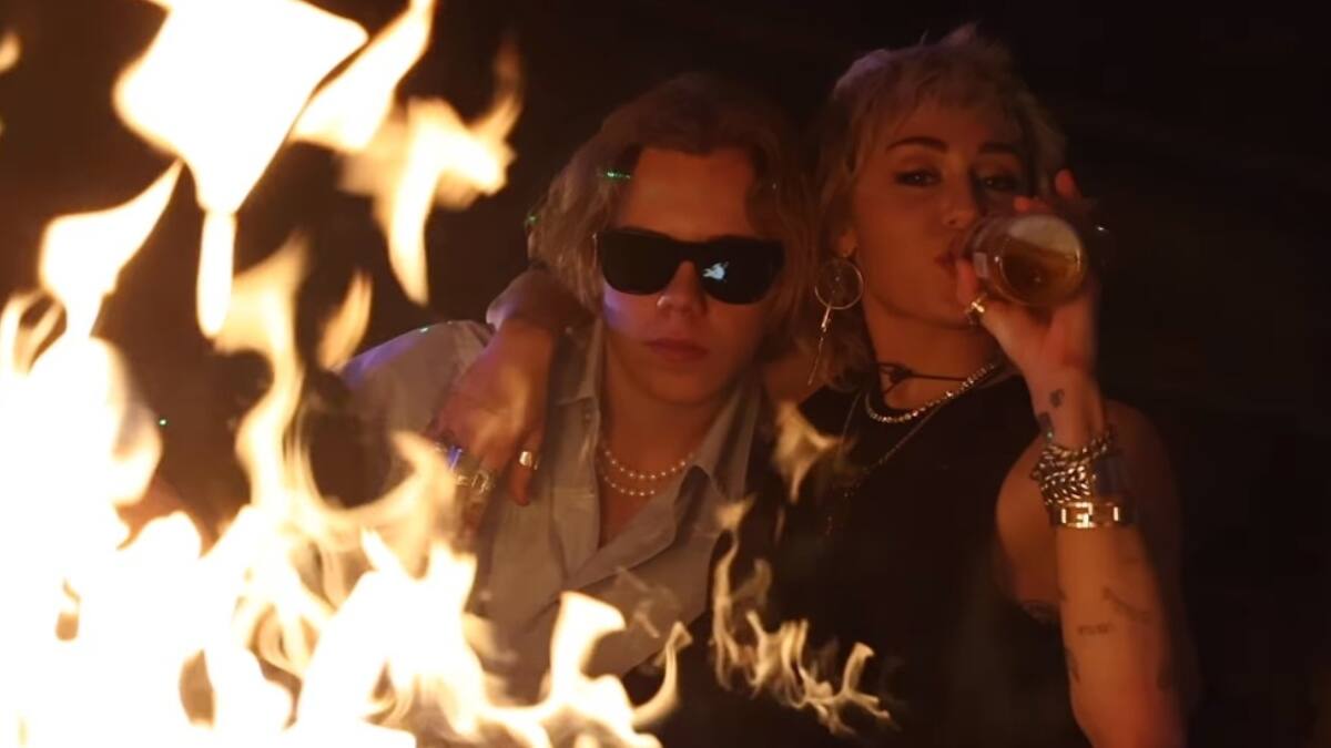 The Kid Laroi y Miley Cyrus se unen en videoclip de “Without You”