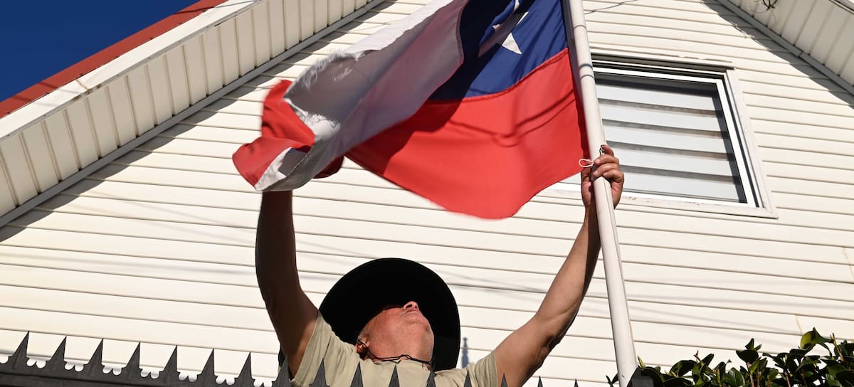 5 DE SEPTIEMBRE 2026 / QUILPUÉ
Una persona instala la bandera de Chile en su vivienda, de cara a las Fiestas Patrias. El uso incorrecto del emblema puede implicar multas de 1 a 5 UTM.
FOTO: PABLO OVALLE ISASMENDI / UNO NOTICIAS