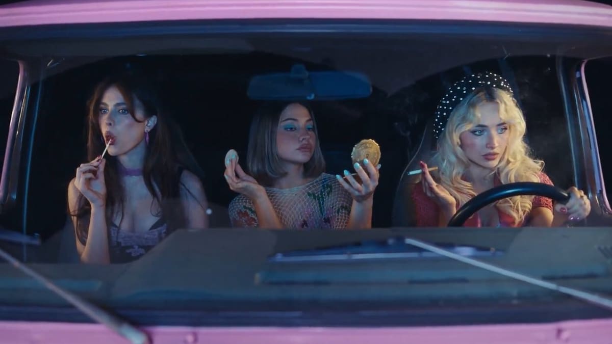 Sabrina Carpenter apuesta por expandir su universo creativo con el videoclip de "House Tour"