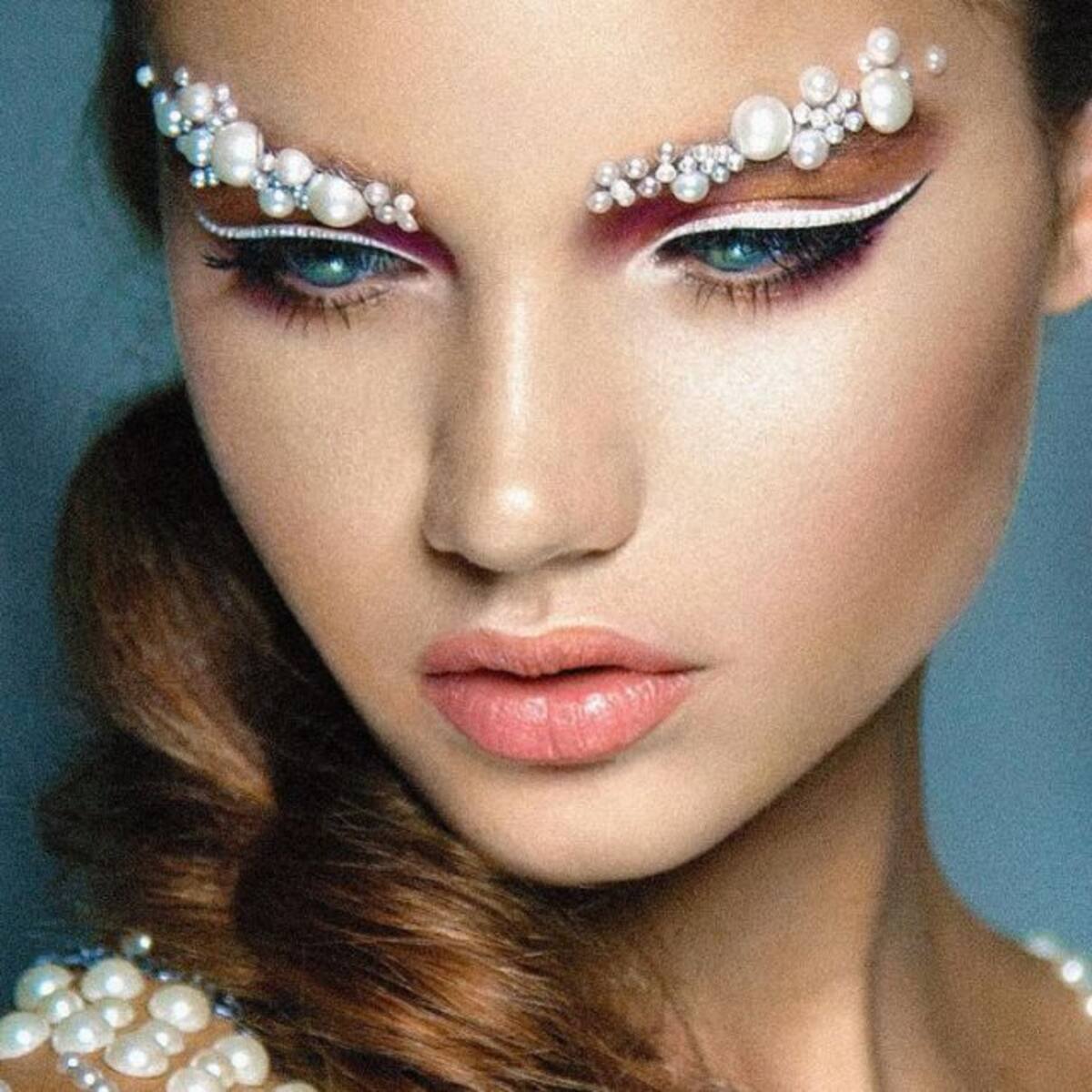 Nueva tendencia: Usar perlas en la cara