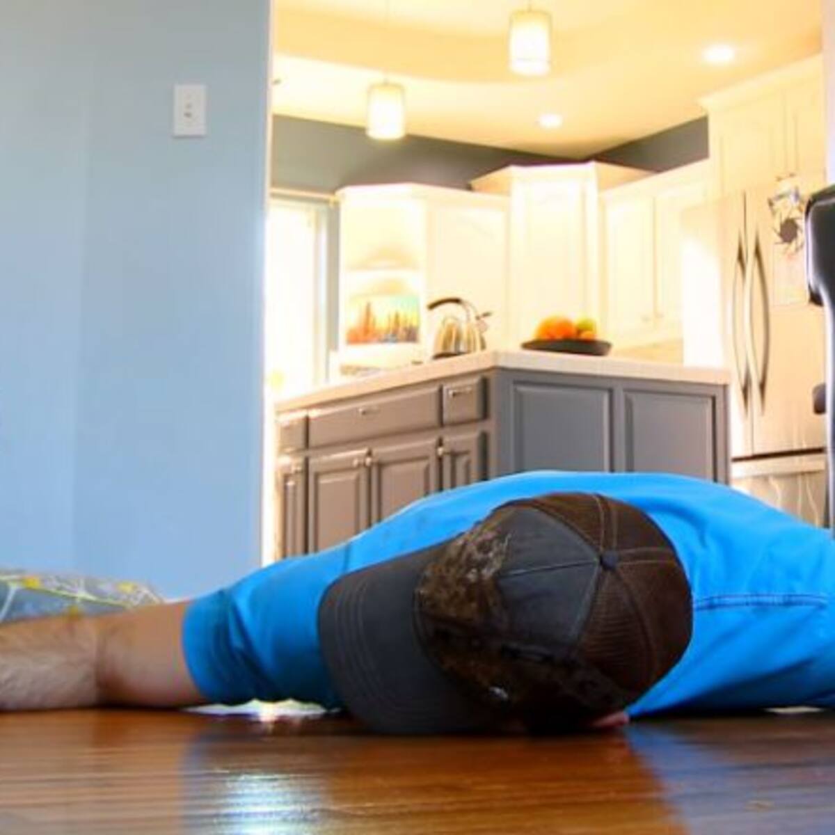 Fingió estar muerto frente a su perro y esto fue lo que pasó