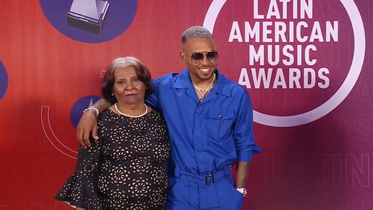 ¡Aww! Ozuna llora al recibir premio de manos de su abuela en Latin AMAS
