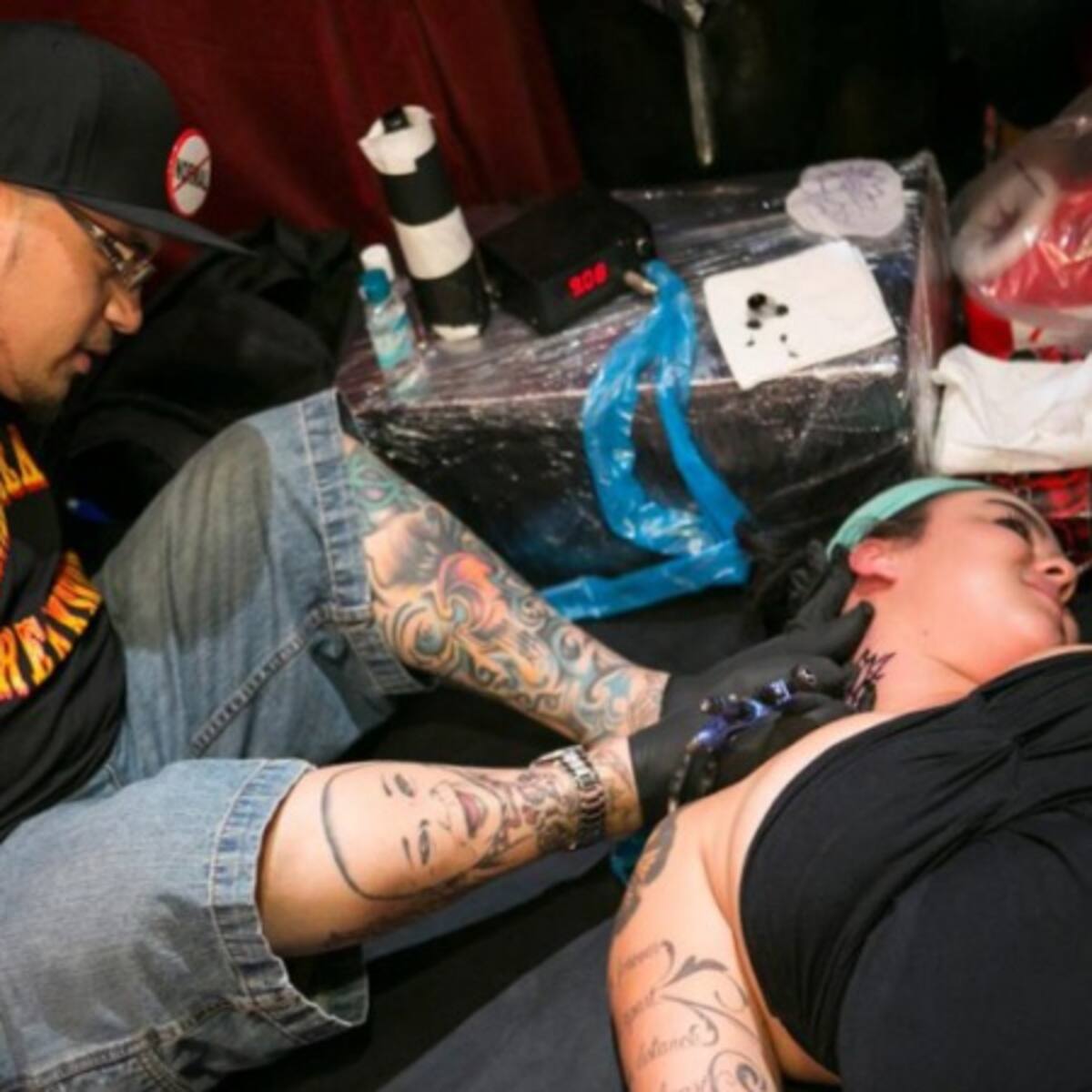 Conoce a Brian, el tatuador profesional que nació sin brazos