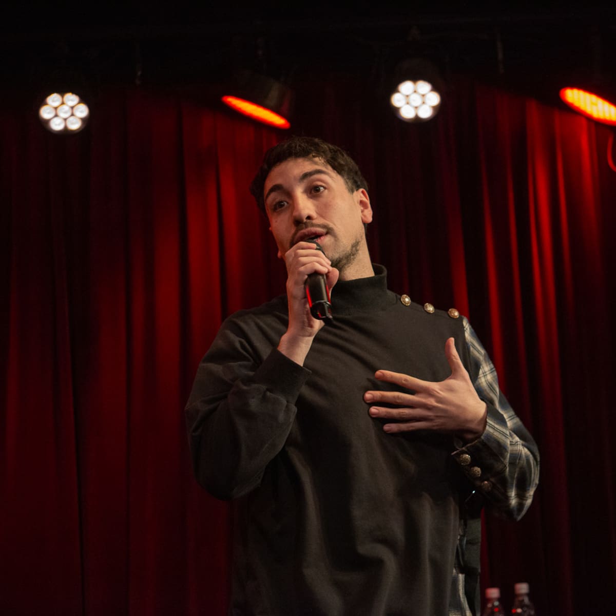 Sin filtros y con ganas de decirlo todo: Diego Urrutia presenta “Detonado”