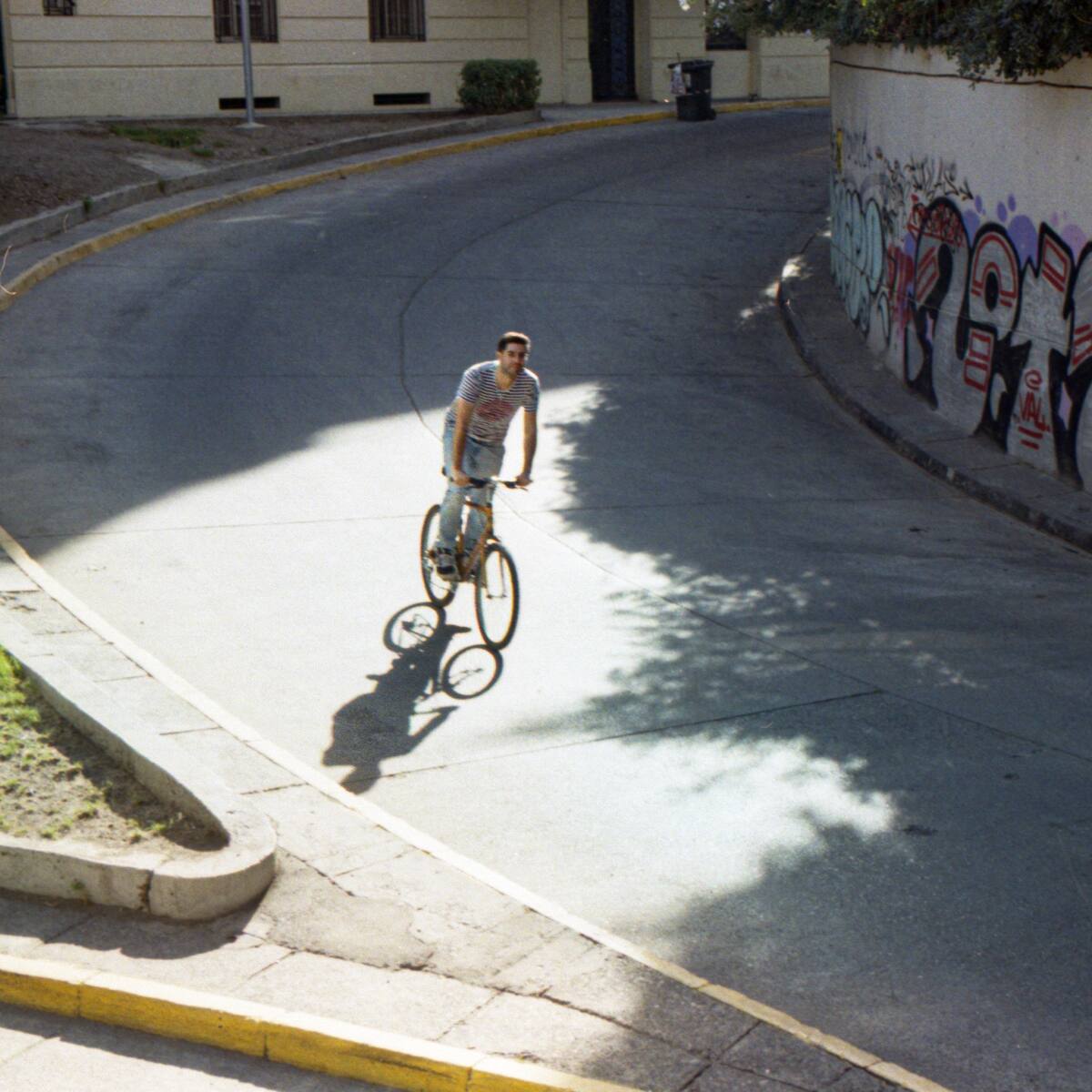 Inspirada en la celebración católica del sur de Chile: Pau lanza "Cruz de mayo"