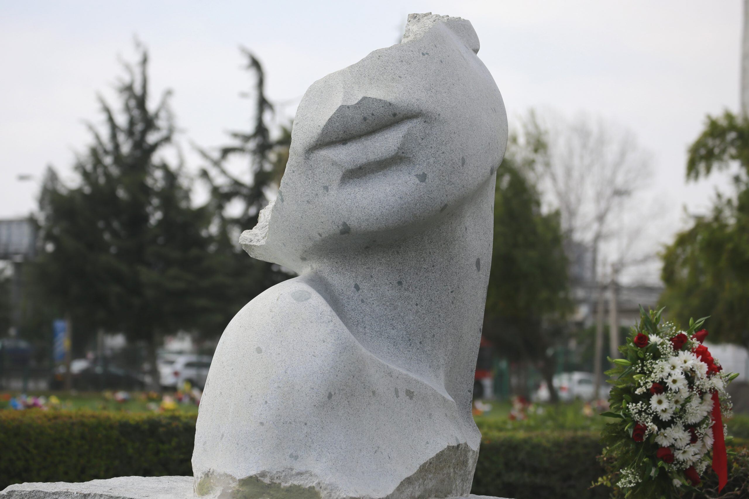 Rodolfo Vargas, gerente general del grupo Nuestros Parques destacó que con este Memorial por el Covid que “hemos querido honrar a todas las familias de Chile que sufrieron y siguen sufriendo por esta pandemia. En nuestro caso puntual, nos ha tocado acompañar a más de 3.300 familias, las que muchas veces ni siquiera pudieron despedir a sus seres queridos”</strong>.</span>