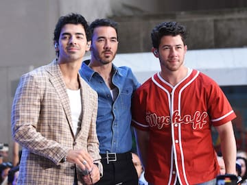 Joe pasea por Santiago en la previa del show de los Jonas Brothers: caminó por Providencia y subió el Cerro San Cristobal