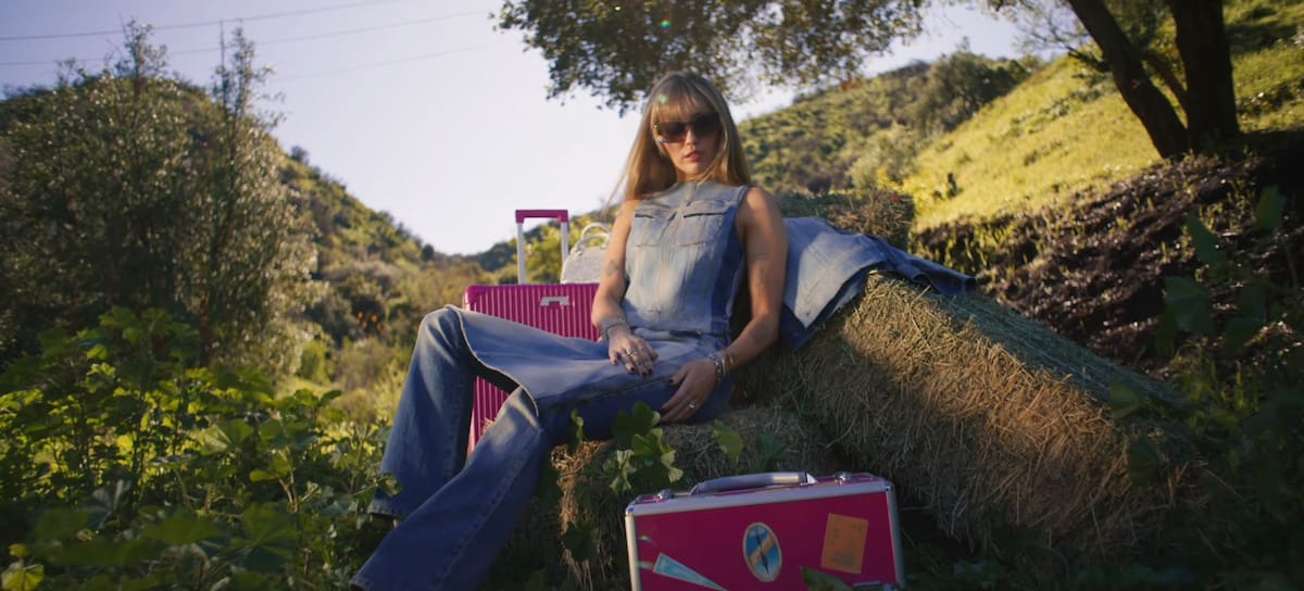 CL - Miley Cyrus en "Younger You"