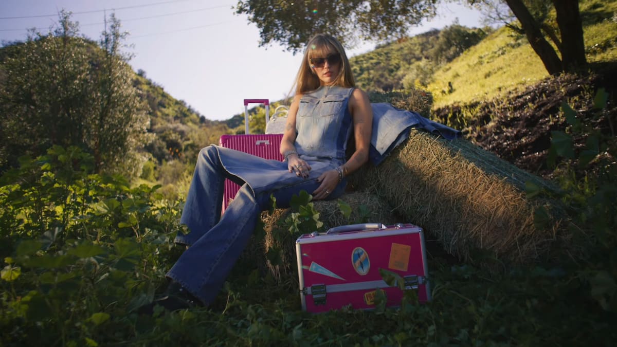 ¡Directo a la infancia! Miley Cyrus nos invita a reencontrarnos con nuestra versión más joven en "Younger You", uno de sus lanzamientos más emotivos