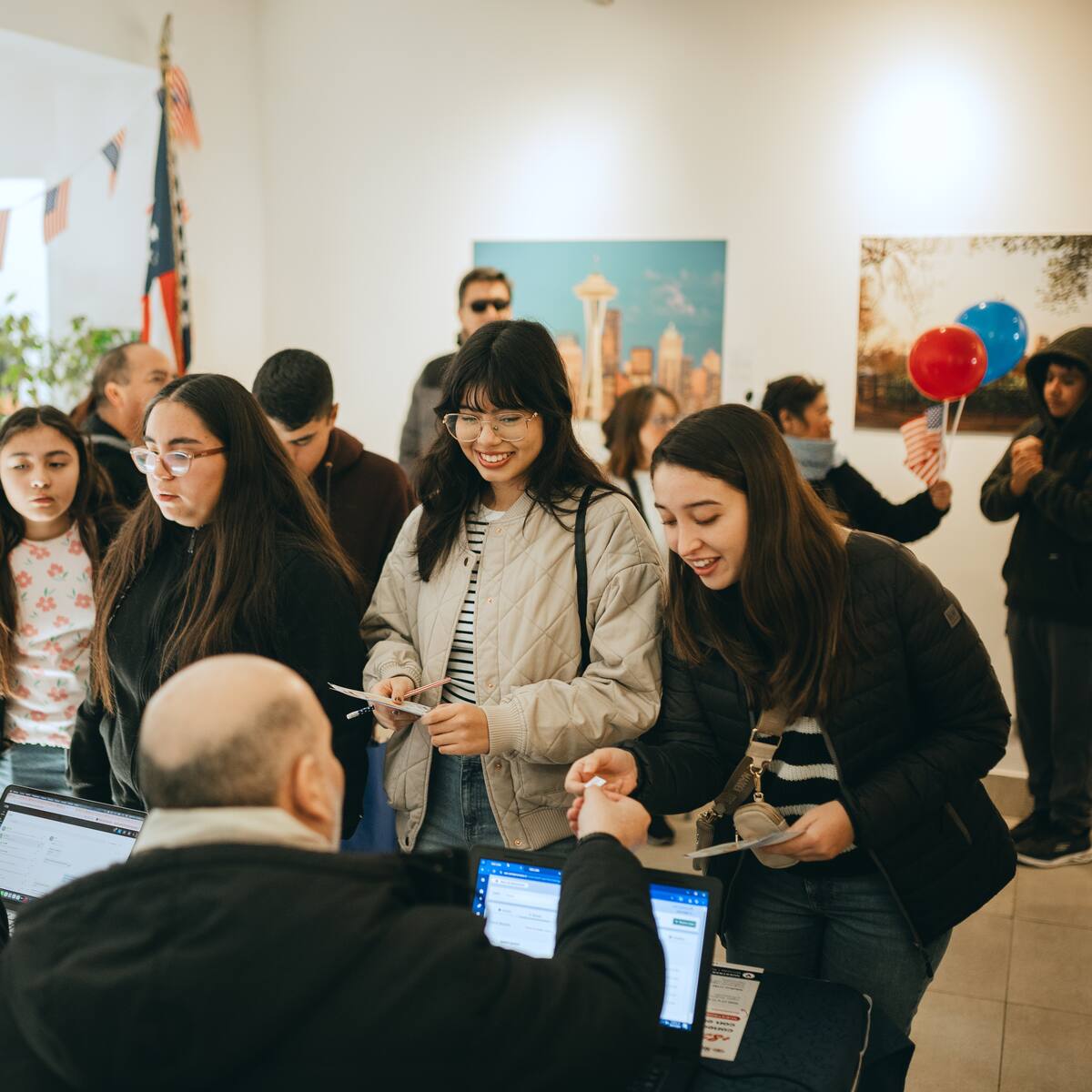 El panorama gratis para practicar inglés que mezcla DJ, café y conversación en pleno Santiago Centro