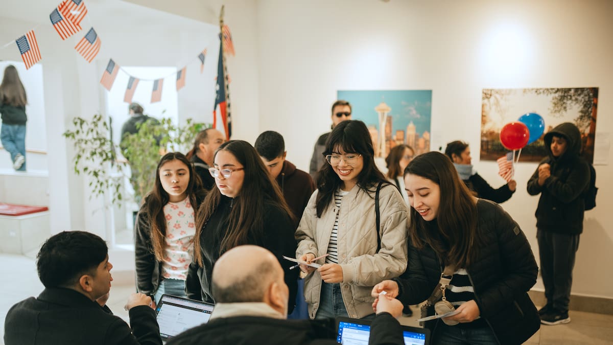 El panorama gratis para practicar inglés que mezcla DJ, café y conversación en pleno Santiago Centro