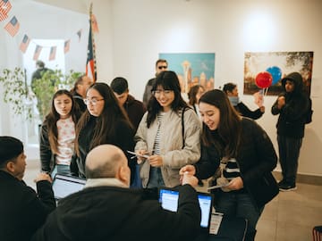 El panorama gratis para practicar inglés que mezcla DJ, café y conversación en pleno Santiago Centro
