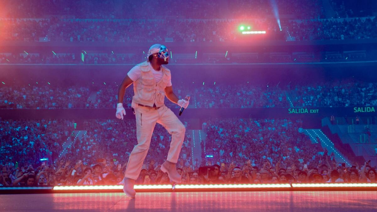 The Weeknd salva del fuego a sus camarógrafos con señas