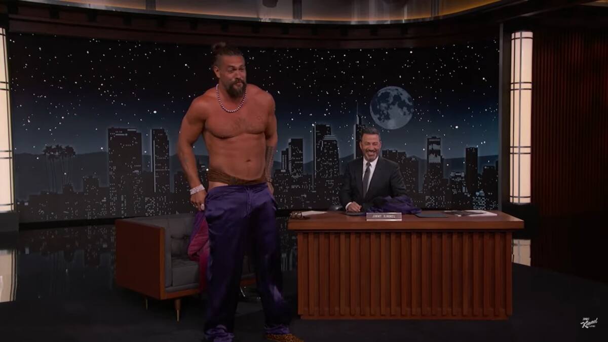 Jason Momoa causa furor al quedar casi desnudo en entrevista con Jimmy Kimmel