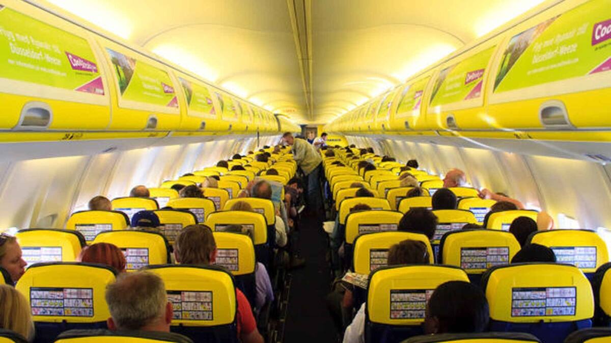 Mujer actuó descontroladamente porque le pidieron que se ponga la mascarilla durante vuelo: Escupió y pegó patadas