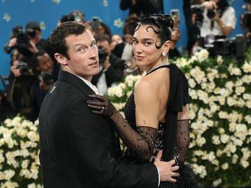 Esta es la romántica historia de amor entre Dua Lipa y Callum Turner