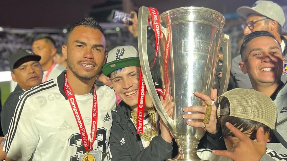 Colo Colo campeón: Marcianeke posa con la Copa 33 de los albos