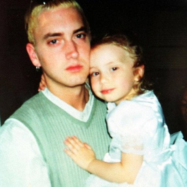 Eminem junto a Hailie. Captura Youtube.