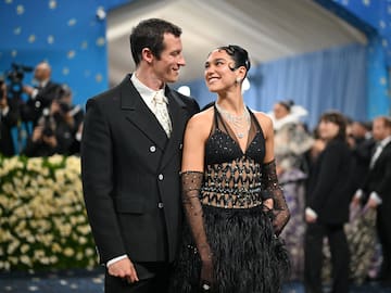 ¡Dua Lipa se casa!: Cantante confirma su compromiso con Callum Turner