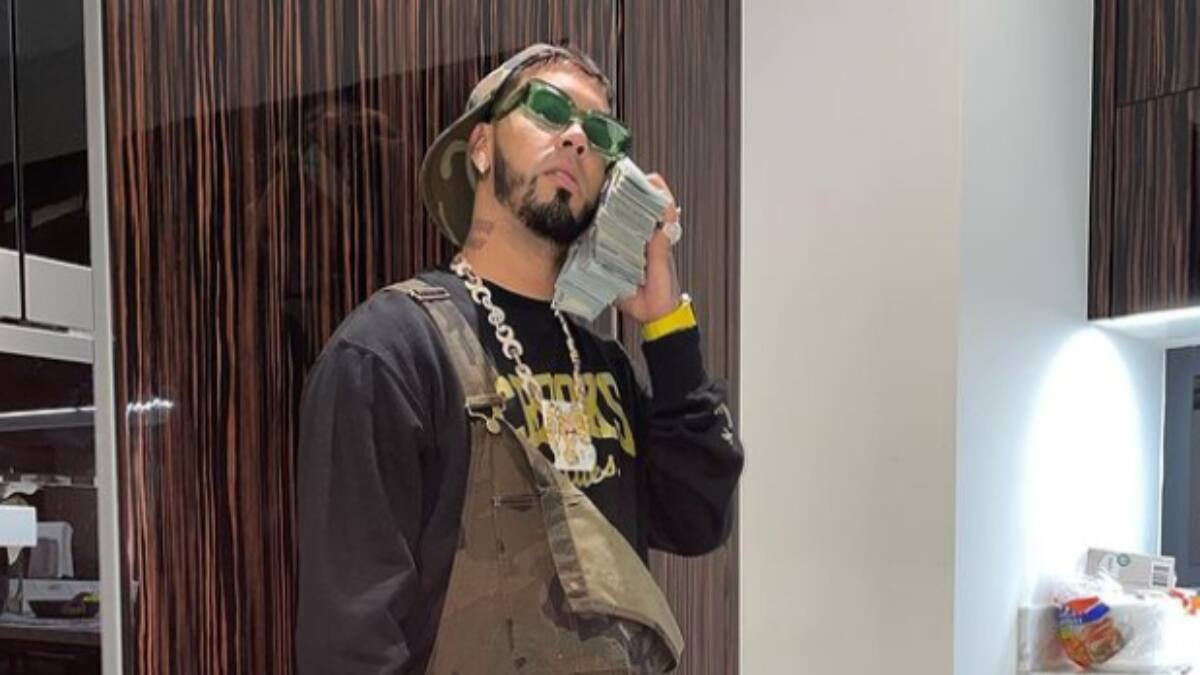 ¿Dónde quedó lo humilde? Anuel AA sube foto de su fajo de billetes y es criticado