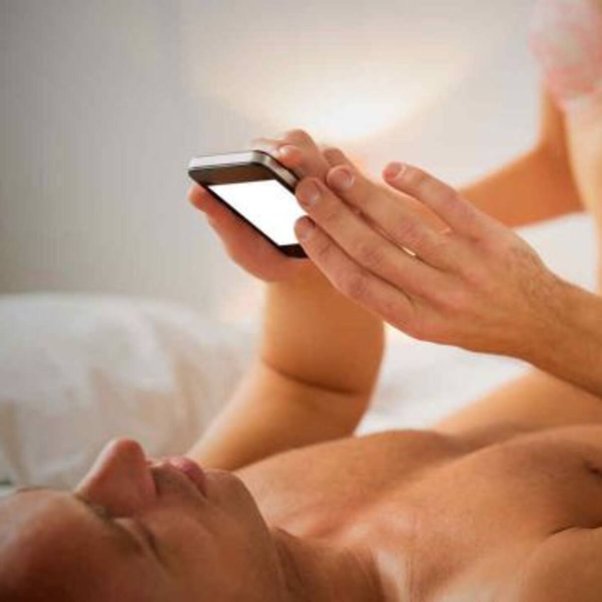 Casi la mitad de los chilenos prefiere su celular por sobre el sexo