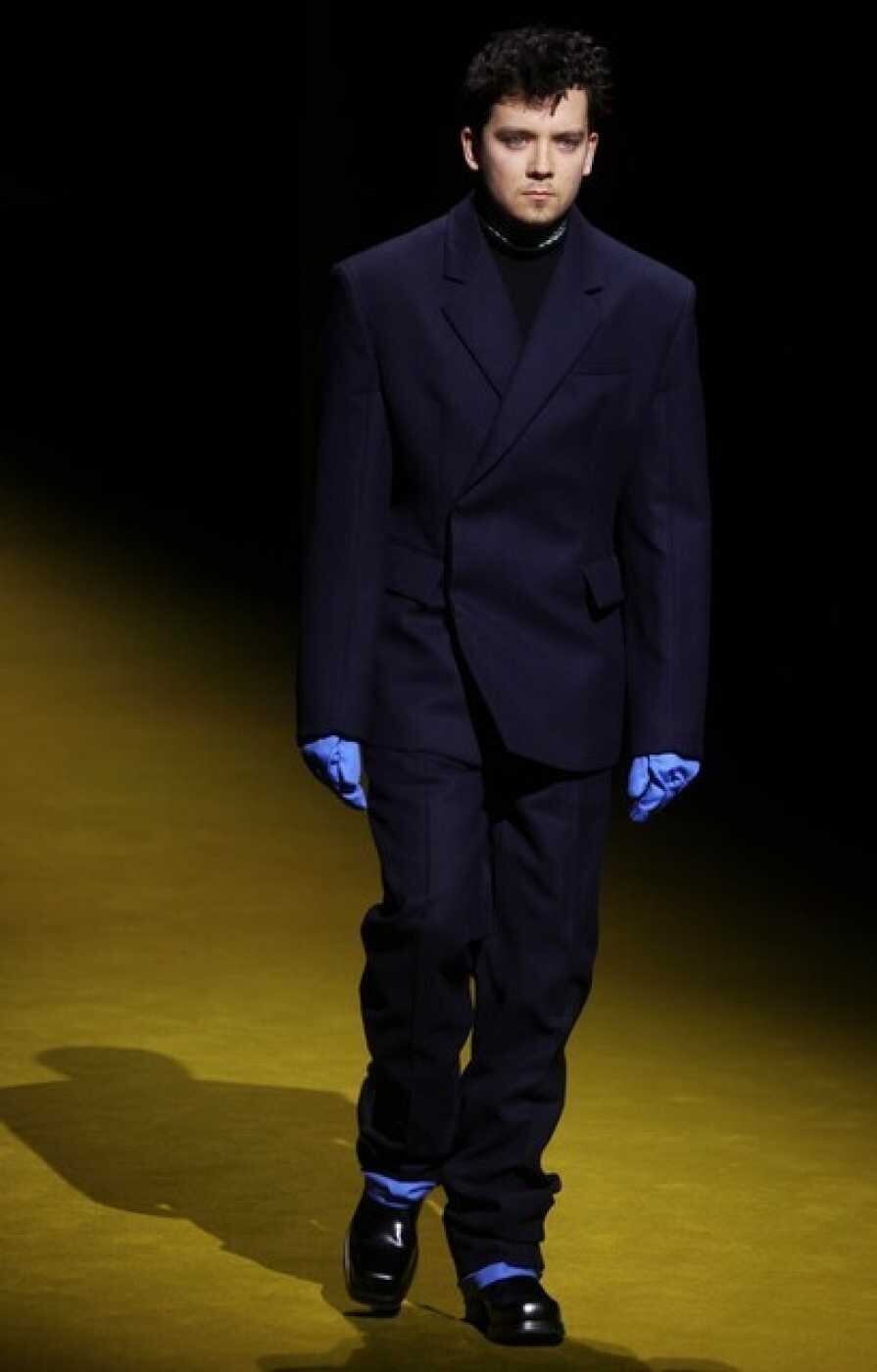Mientras que el actor </span>Thomas Brodie-Sangster</strong>, conocido por participar en la saga “Maze Runner”, recorrió la pasarela con un atuendo de cuello alto, completamente de negro.</span>