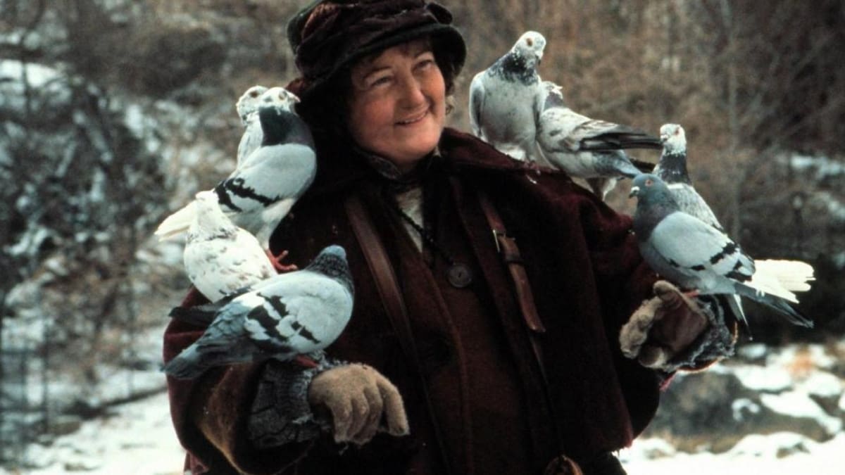 El triste momento que vive Brenda Fricker, la señora de las palomas en “Mi Pobre Angelito 2”