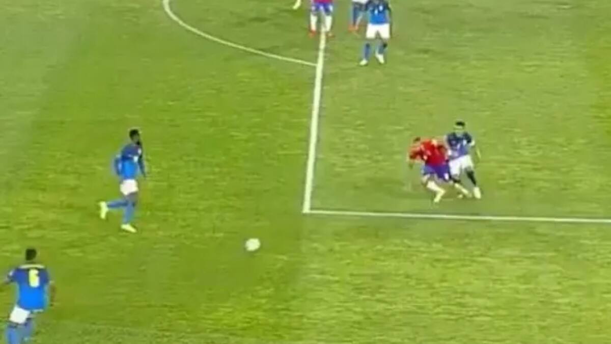 ¿Fue penal o no? Así fue la caída de Arturo Vidal en el área que el árbitro no revisó en el VAR