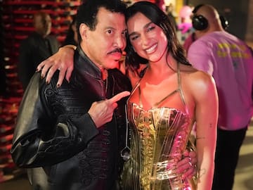 Dua Lipa sorprende cantando junto a Lionel Richie en su tercera noche en Los Ángeles