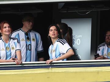 Dua Lipa asiste a importante partido de fútbol en Argentina