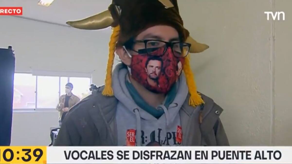 Vocal de mesa que utiliza mascarilla de Felipe Camiroaga: «Si él estuviera con nosotros nos llamaría a votar»
