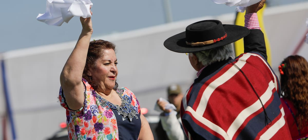 12 DE SEPTIEMBRE DE 2026 / ÑUÑOA
Personas vestidos de huaso y chinas son fotografiados bailando cueca durante los tijerales de la Fonda Corazón de Chile en el Parque Estadio Nacional.
FOTO: LUKAS SOLIS / AGENCIAUNO