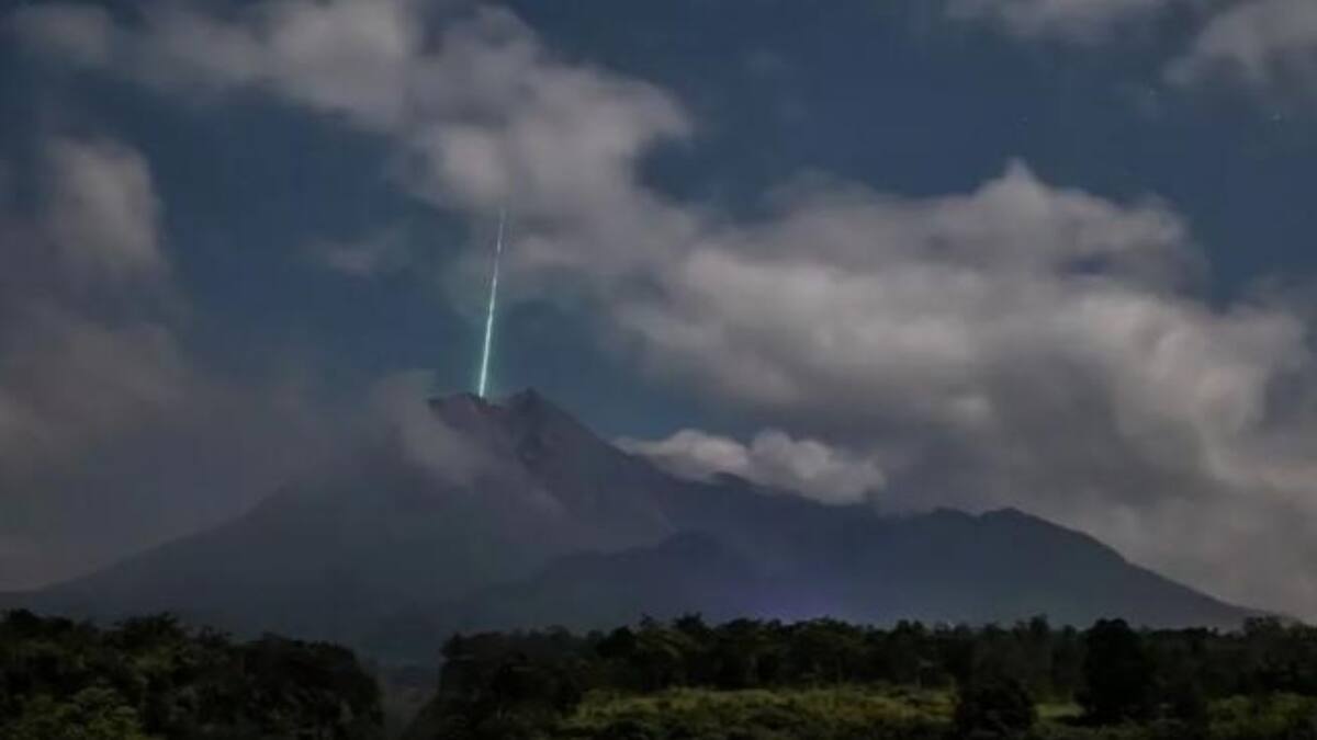 ¡Alto impacto! Un meteorito cae sobre un volcán en Indonesia