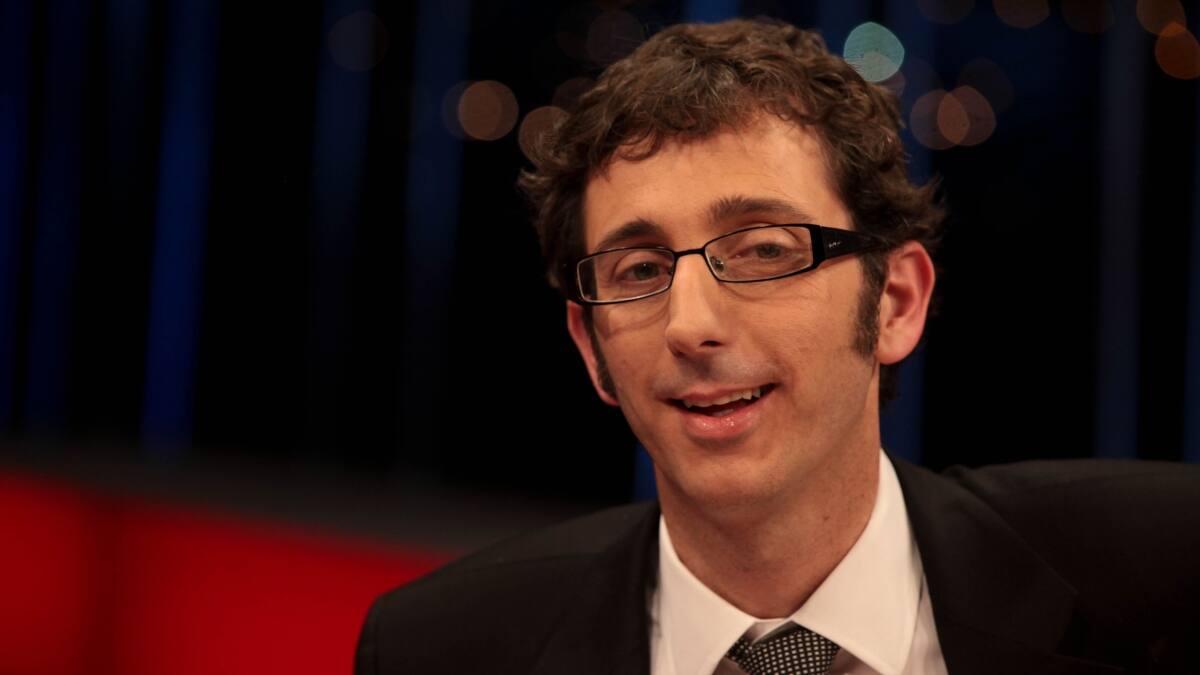 Matías del Río no cachó que tenía su micrófono abierto y reveló preocupación por cómo iba a salir su pregunta sobre Cuba